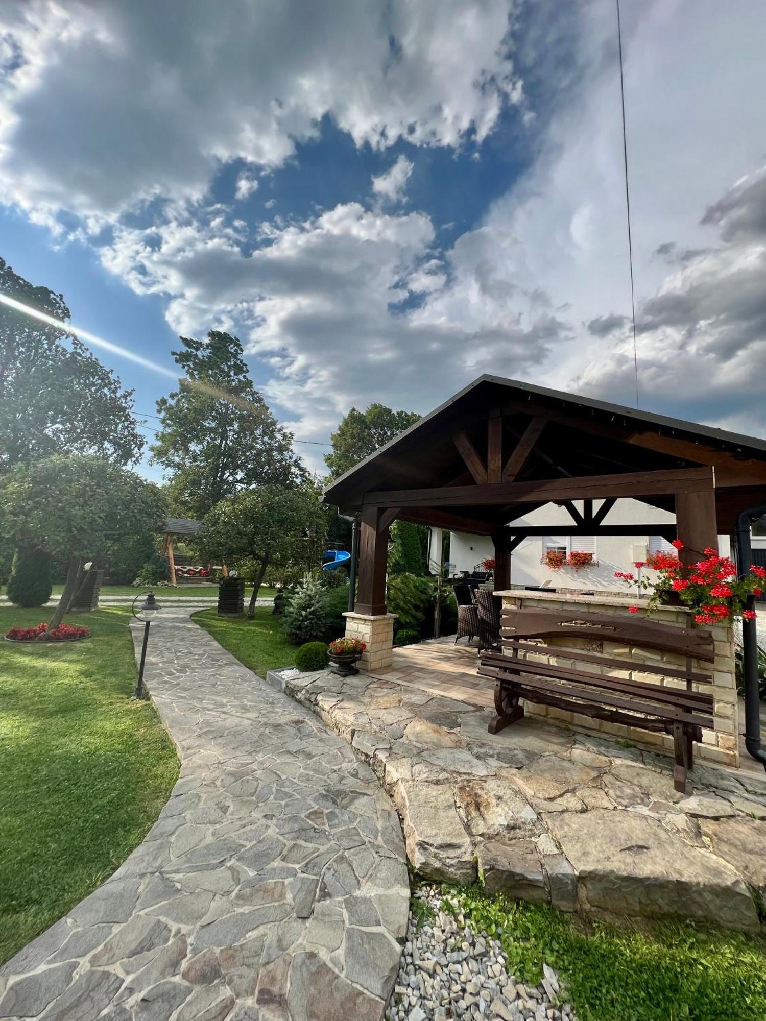 Arnica Hotel Ясиня Екстериор снимка